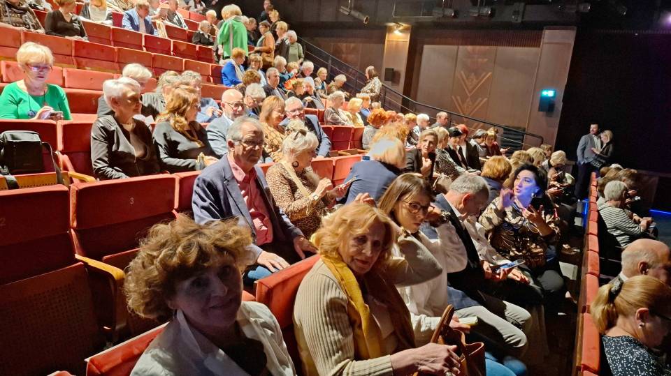 Wyjazd edukacyjny do Teatru Ateneum w Warszawie na spektakl „Uciekinierki”