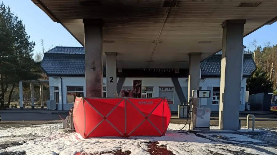 Tragedia o poranku w Nieborowie: samochód stanął w ogniu, jedna osoba nie żyje