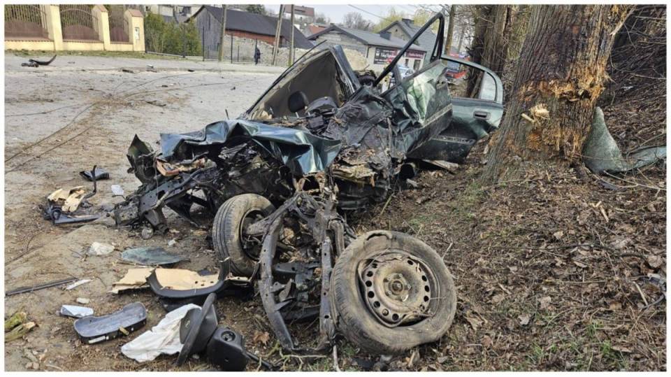 Koszmar w Sulejowie. Młody kierowca roztrzaskał się na słupie i drzewie. Z auta zostały strzępy, 21-latek śmigłowcem przetransportowany do szpitala [Foto]