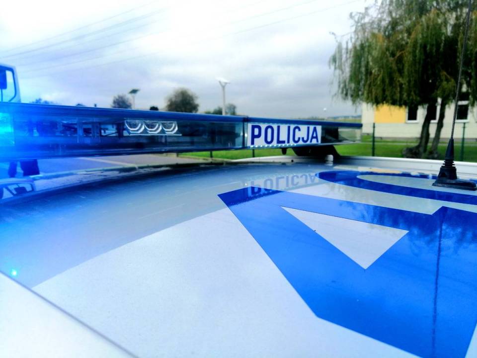 Czołowe zderzenie w Kutnie – kierowca w szpitalu, droga zablokowana